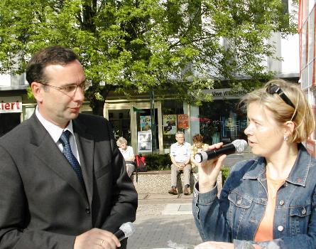 Gesine Lötzsch (MdB) im Gespräch mit Harald Wolf (Senator); Foto: Axel Hildebrandt