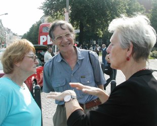 Heidi Knake-Werner (Senatorin)auf dem Garbaty-Platz; Foto: Axel Hildebrandt