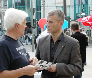 Eu-Kandidat Helmut Scholz auf dem Antonplatz; Foto: Axel Hildebrandt