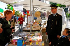 Mai-Fest in Köpenick: Hilfe für die Parkeisenbahn; Foto: Elke Brosow
