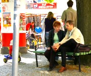 Mai-Fest im Bötzow-Viertel: Talk am Rande; Foto: Elke Brosow