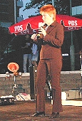 Petra Pau auf der Wahlkundgebung auf dem Helen-Weigel-Platz; Foto: Axel Hildebrandt