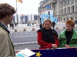 Für Volsabstimmung - Gesine Lötzsch und Petra Pau; Foto: Axel Hildebrandt