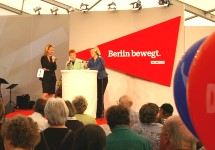 Petra Pau und Gesine Lötzsch beim 'Auftakt zum Endspurt'; Foto: Elke Brosow
