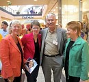 Gruppenfoto: rechts Monika Grütters (CDU), links Petra Pau (LINKE), dazwischen Rudi Kujath (SPD); Foto: Axel Hildebrandt