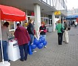 Gespräche am Info-Stand in Kaulsdorf-Nord; Foto: Axel Hildebrandt
