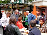 Gespräch beim Straßenfest in Schöneberg; Foto: Elke Brosow