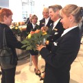 Blumen für die Saal-Dienerinnen des Bundestags; Foto: Axel Hildebrandt